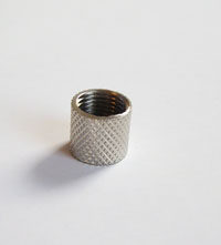 der Adapter für Bong Köpfe mit Gewinden - paßt für Alu oder Stahlchillums von 
Keramikbongs oder Acrylbongs. Macht aus einer Bong mit Innengewinde ein Aussengewinde.