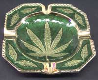 Aschenbecher mit Hanfmotiv und Emailierungen. Große Ausführung mit 
10,5cm