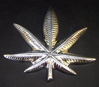 Fettes Hanfblatt  aus  Metall
150 g schwer und mit Aufhänger an der Rückseite
ca 15 cm Durchmesser über 1,5 cm dick
