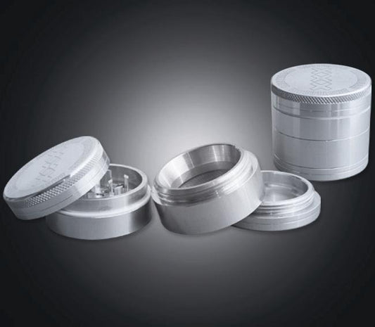 4-teiliger magnetischer XL Grinder mit Grob - und Pollensieb - schafft mit seinen scharfen Klingen jedes Material klein -extra Grösse 50mm!!